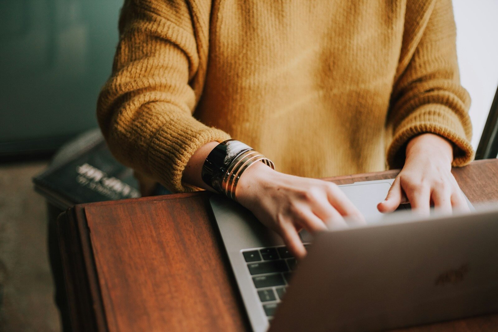 Private Online English Lessons vs Group Classes: Which Is Better?